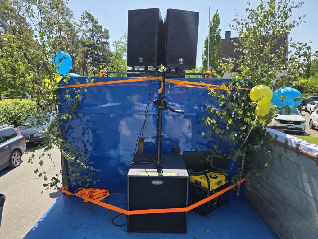 Driftsäkert ljudpaket med Prophon-högtalare och Yamaha-slutsteg på studentflak med björkris.